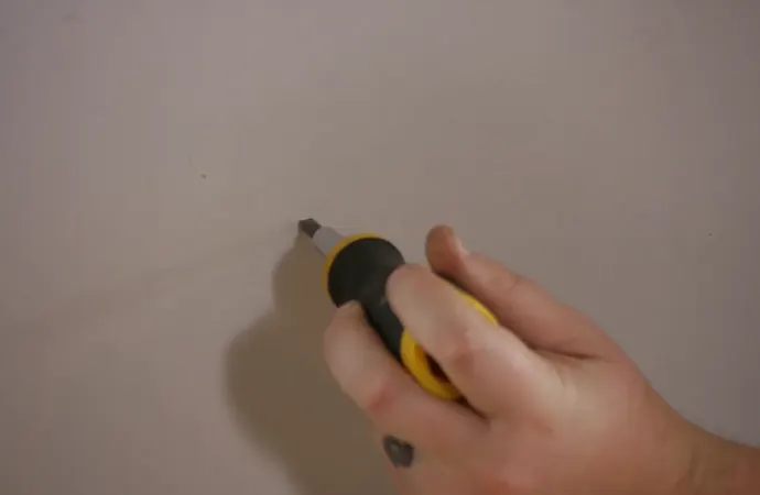 How to Use a Handheld Screwdriver How to Use a Handheld Screwdriver?