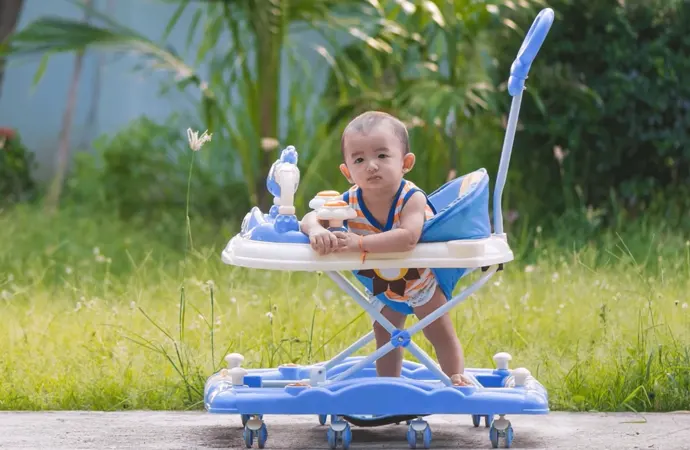 The presences of safety straps bring comfort and safeguard the baby from falling when the Walker is on the move The presences of safety straps bring comfort and safeguard the baby from falling when the Walker is on the move