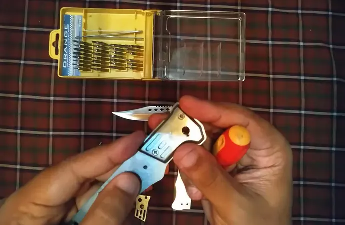 Spring tools are used for setting or countersinking nails and pins Spring tools are used for setting or countersinking nails and pins.