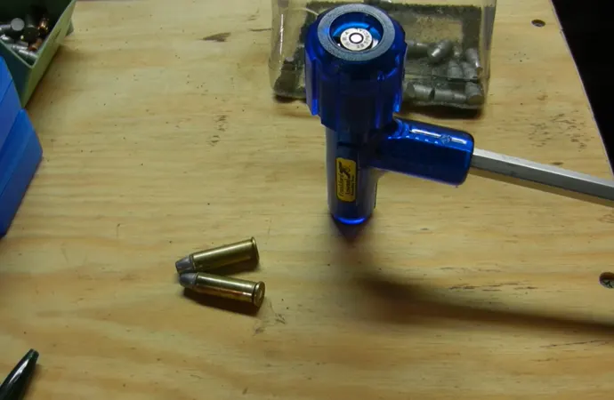 Grab the handle and strike the hammer on a solid surface Grab the handle and strike the hammer on a solid surface.