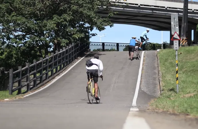 Of course, this is one of the main reasons why fixies are so popular right now! With each motion, you're actually doing work-out for your body Of course, this is one of the main reasons why fixies are so popular right now! With each motion, you're actually doing work-out for your body!