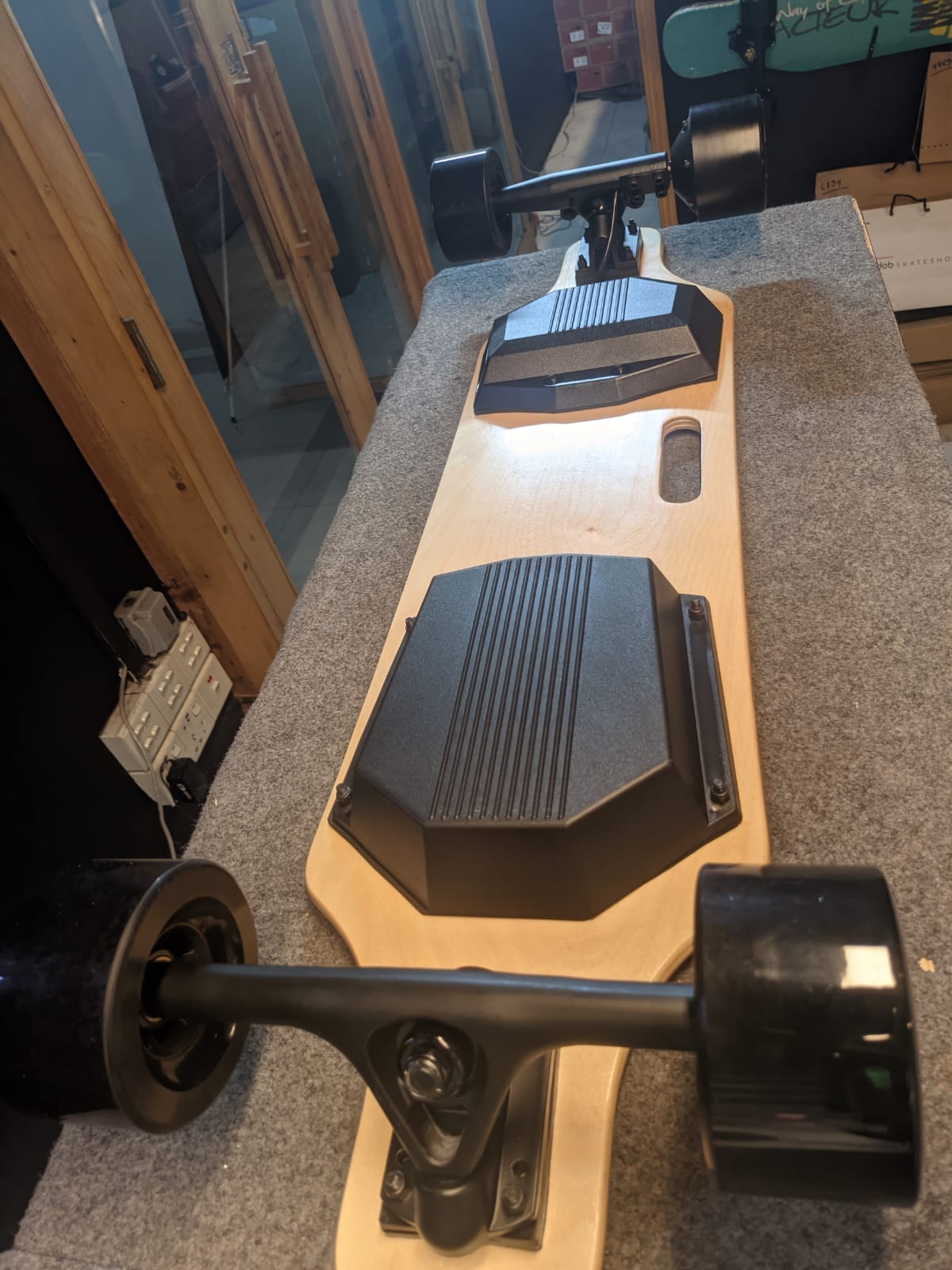 Onewheel VS Electric Skateboard: Side By Side Comparison Some electric skateboards feature regenerative braking, which captures the energy generated when the rider applies the brakes and uses it to recharge the battery.