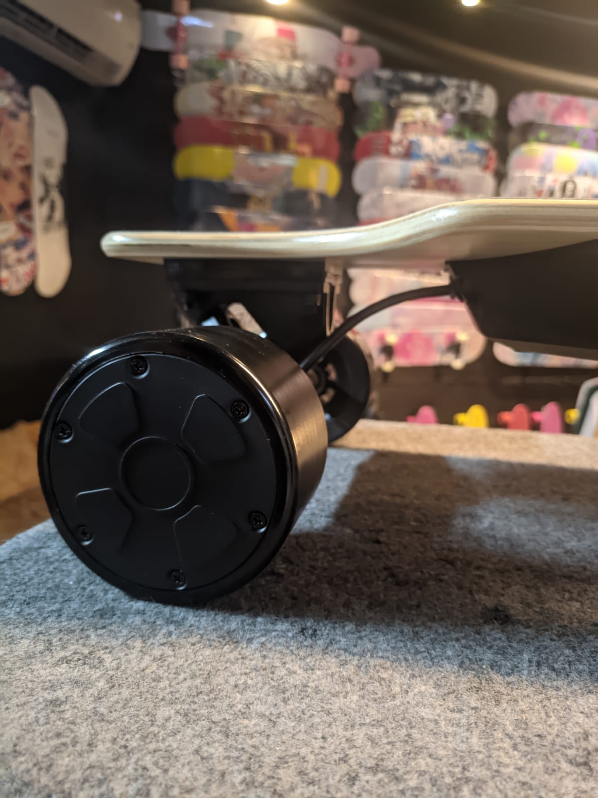 Onewheel VS Electric Skateboard: Side By Side Comparison Electric Skateboards usually have a top speed of around 25-30 mph, with higher ends ranging up to 80 mph.