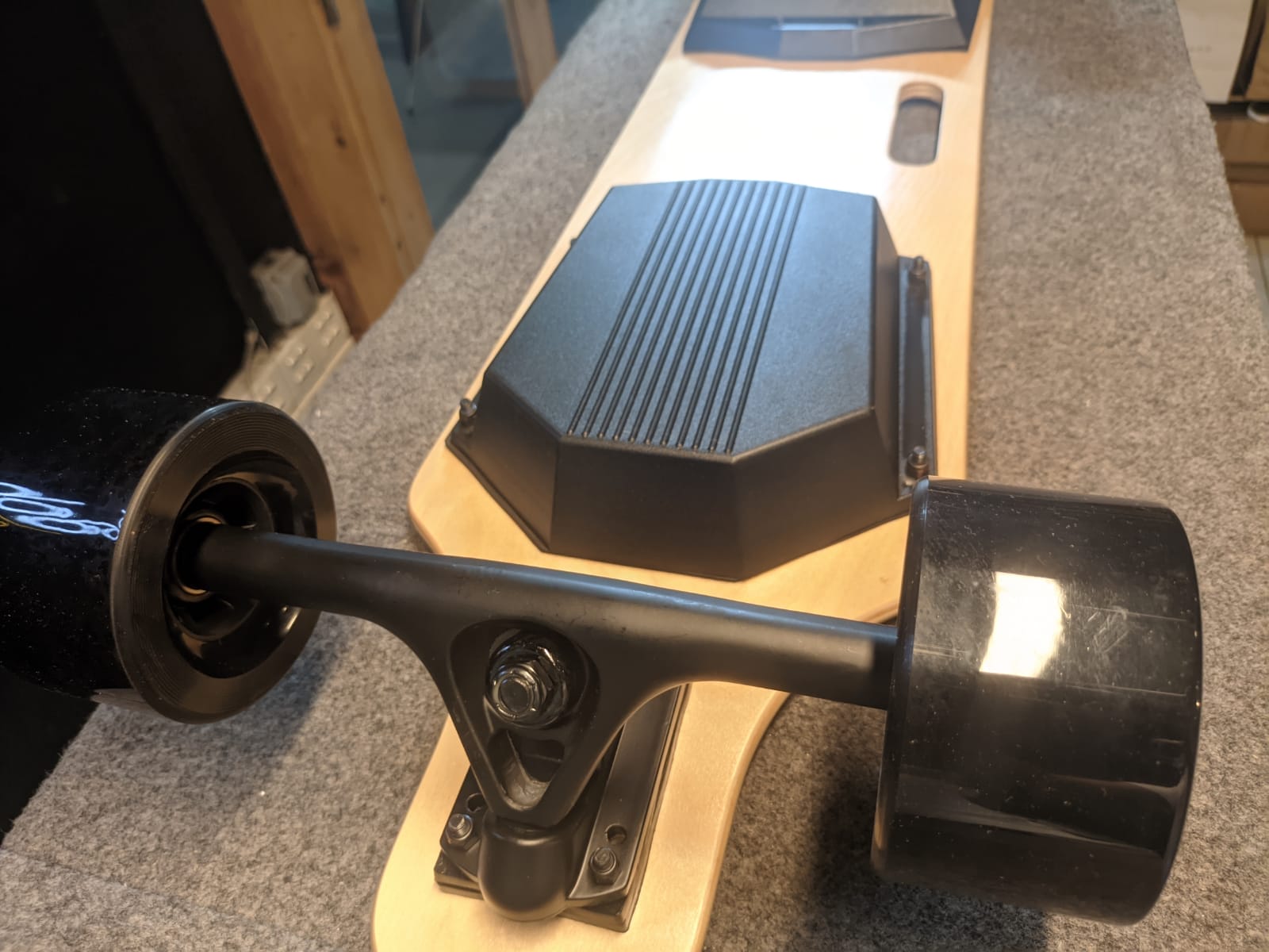 Onewheel VS Electric Skateboard: Side By Side Comparison What are the Similarities and Differences between Onewheel and Electric Skateboard?