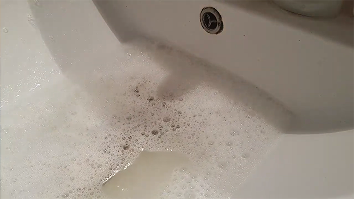 Cleaning Skateboard Wheels: How To Do It With 10 Easy Steps? Soak the Wheels in Soapy Water 01