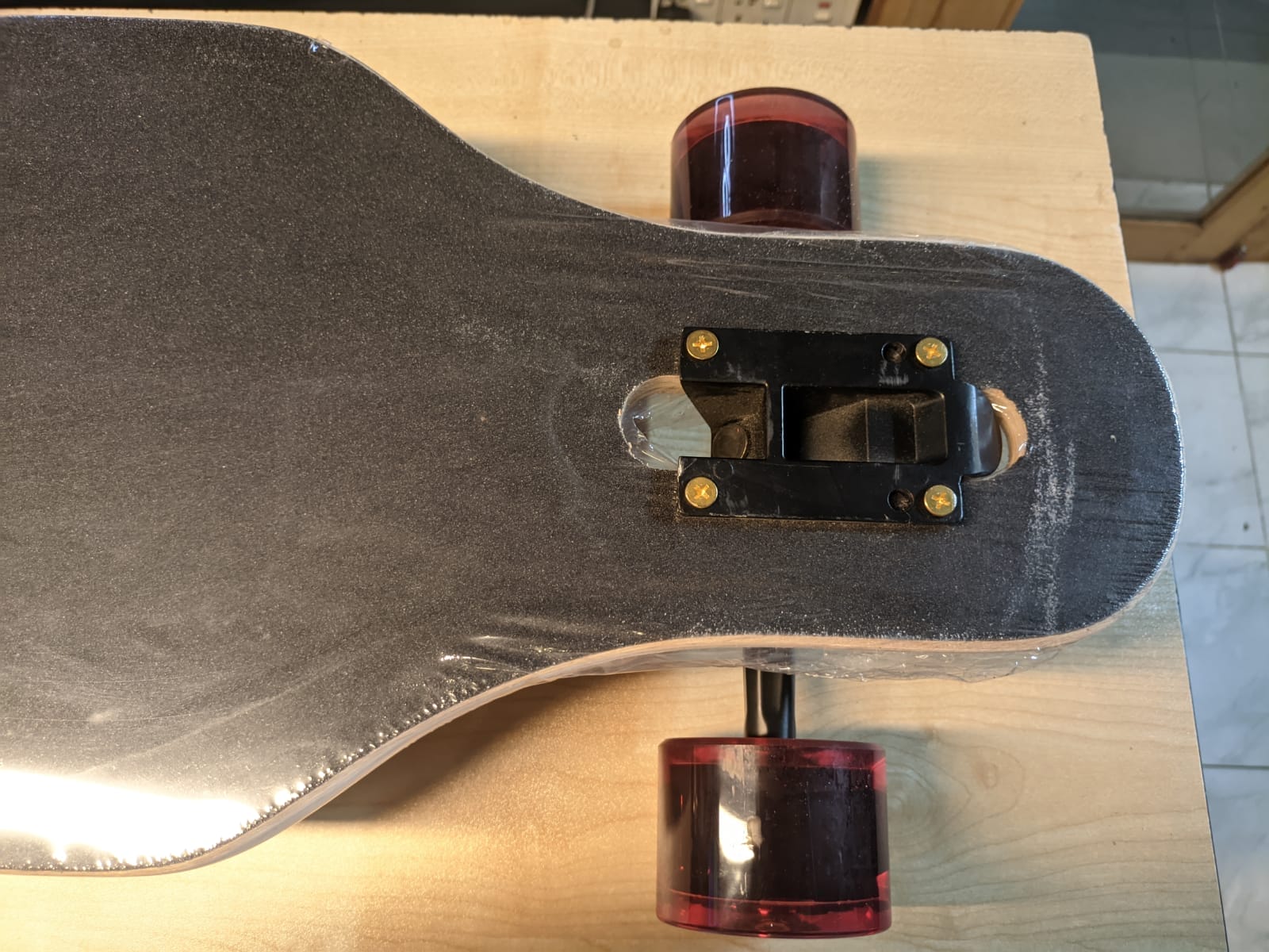 The 46-coarse grit grip tape offers a safe ride, and the trucks with 180mm hangers and a 40-degree base round out the high-performance setup.